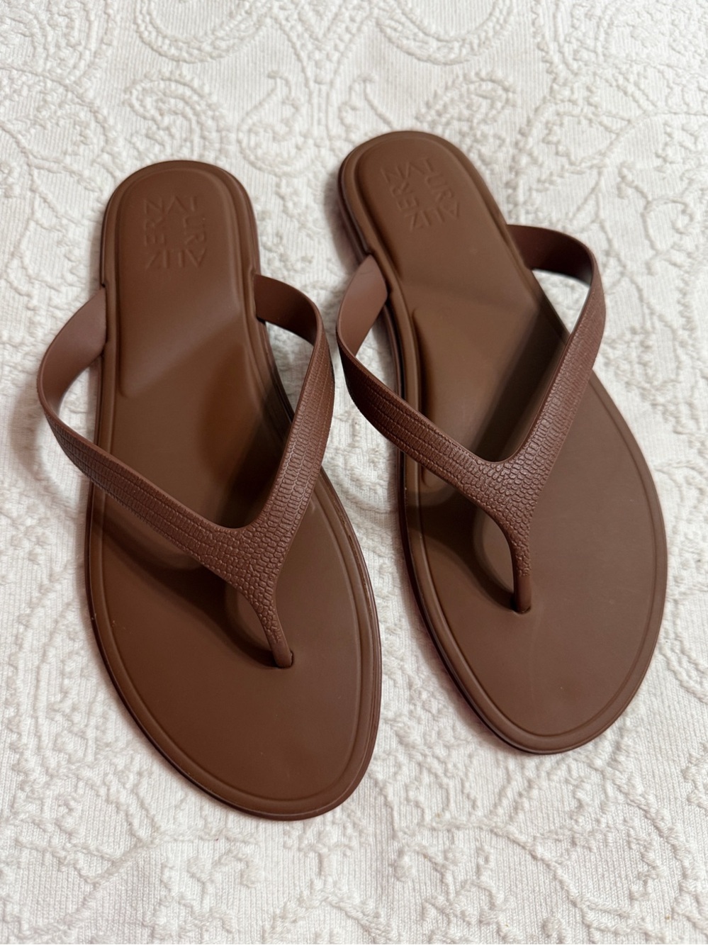Naturalizer Size 7.5M Brown Textured Strap Flip Flop Sandals